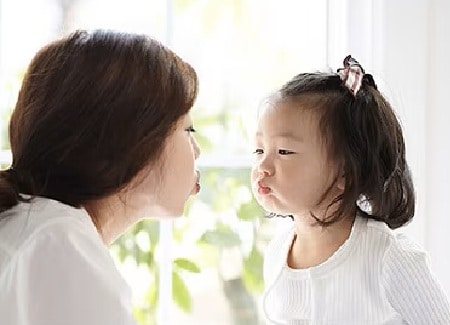 母親與孩子處在明亮的客廳
